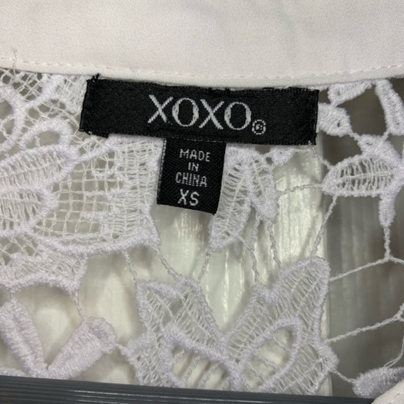 XOXO White Floral Design Cut-out button up top Size XS - Picture 5 of 7